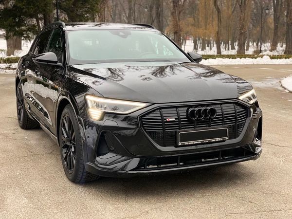 424 Bнедорожник Audi Q8 E-tron S электро черный без водителя Pmr8