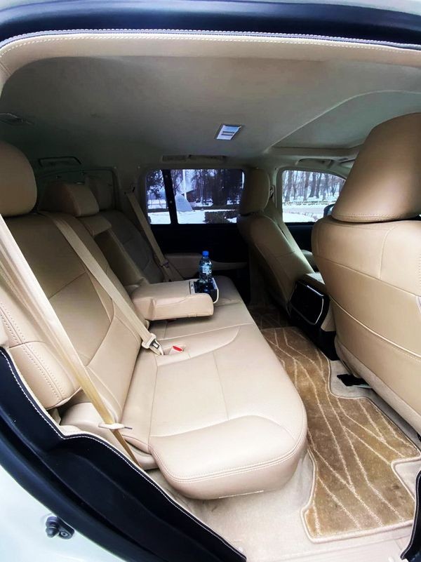 175 Внедорожник Toyota Land Cruiser 300 белый бронированный B6 yPgv
