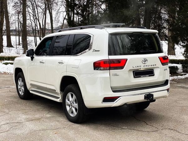 175 Внедорожник Toyota Land Cruiser 300 белый бронированный B6 yPgv