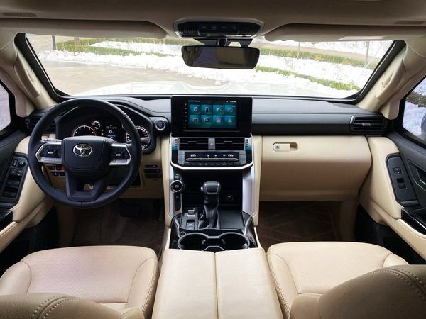 175 Внедорожник Toyota Land Cruiser 300 белый бронированный B6 yPgv