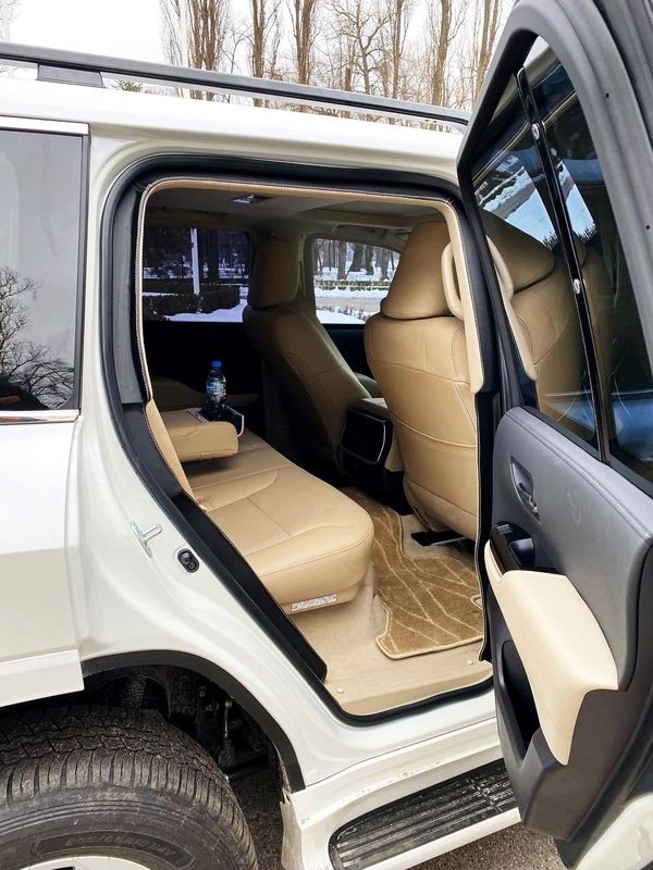 175 Toyota Land Cruiser 300 белый бронированный B6 без водителя oAem