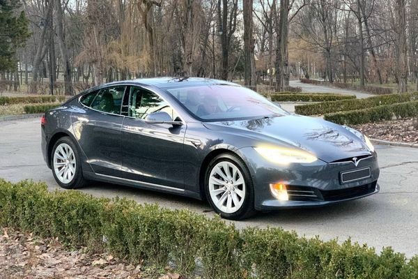 100 TESLA Model S75D серая на свадьбу lrnV
