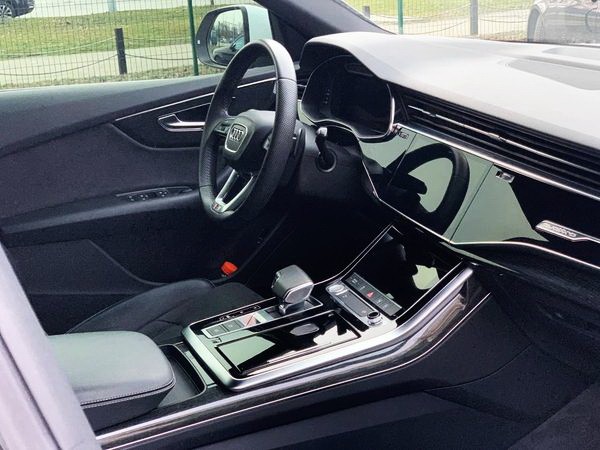 037 Внедорожник Audi Q8 S Line белая заказать на свадьбу LyBR