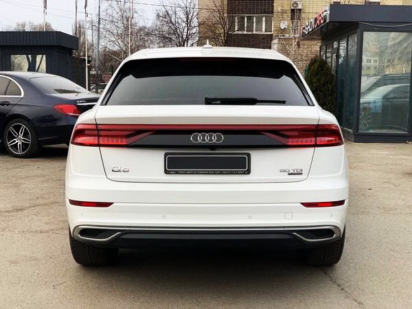 037 Внедорожник Audi Q8 S Line белая заказать на свадьбу LyBR