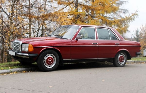 216 Ретро автомобиль Mercedes-Benz W123 с водителем zLgZ