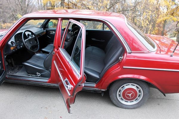 216 Ретро автомобиль Mercedes-Benz W123 с водителем zLgZ