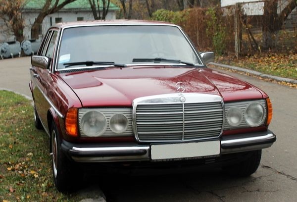 216 Ретро автомобиль Mercedes-Benz W123 с водителем zLgZ