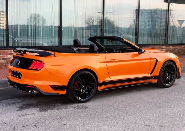 059 Ford Mustang GT оранжевый кабриолет без водителя 1NRK
