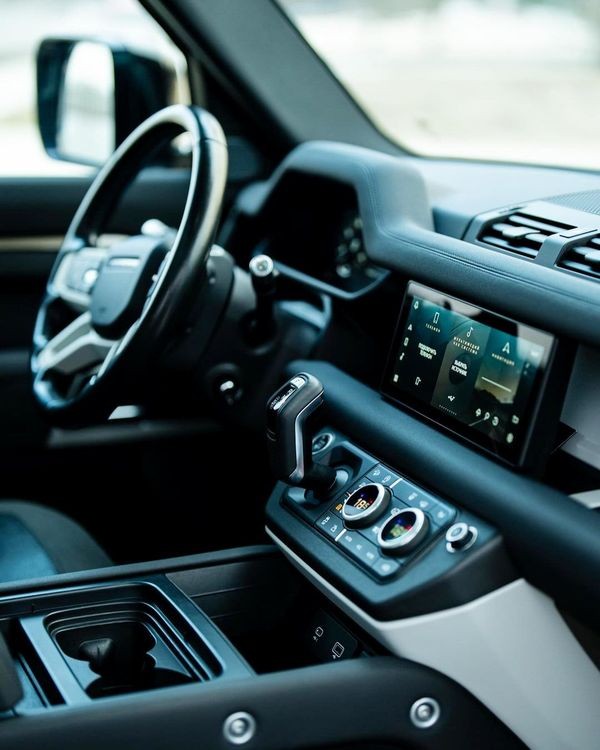 129 Джип Land Rover Defender без водителя 8L5o