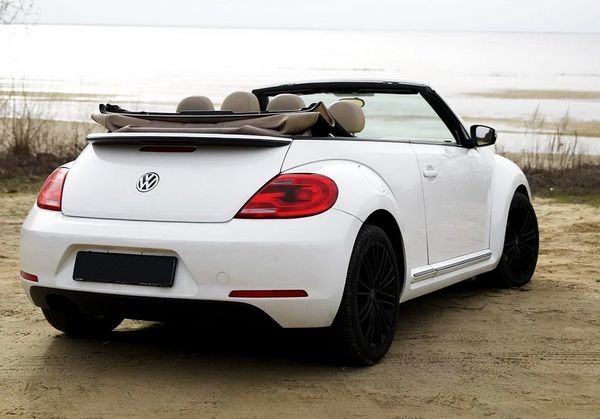 020 Кабриолет Volkswagen Beetle белый без водителя eO7O