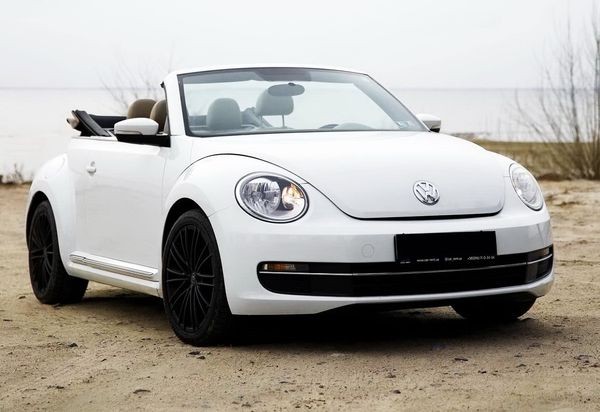 020 Кабриолет Volkswagen Beetle белый с водителем nm8Q