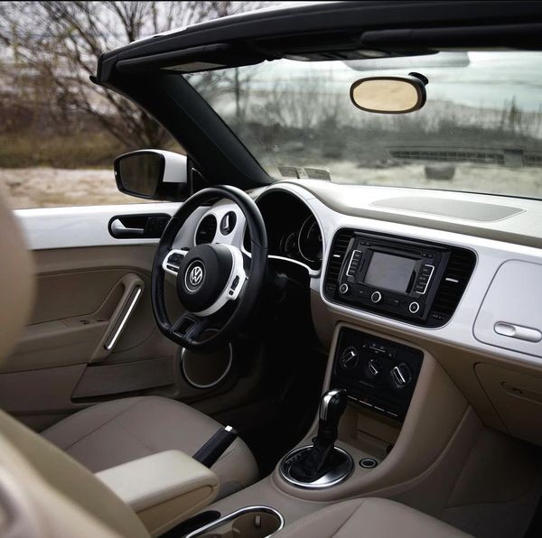 020 Кабриолет Volkswagen Beetle белый без водителя eO7O