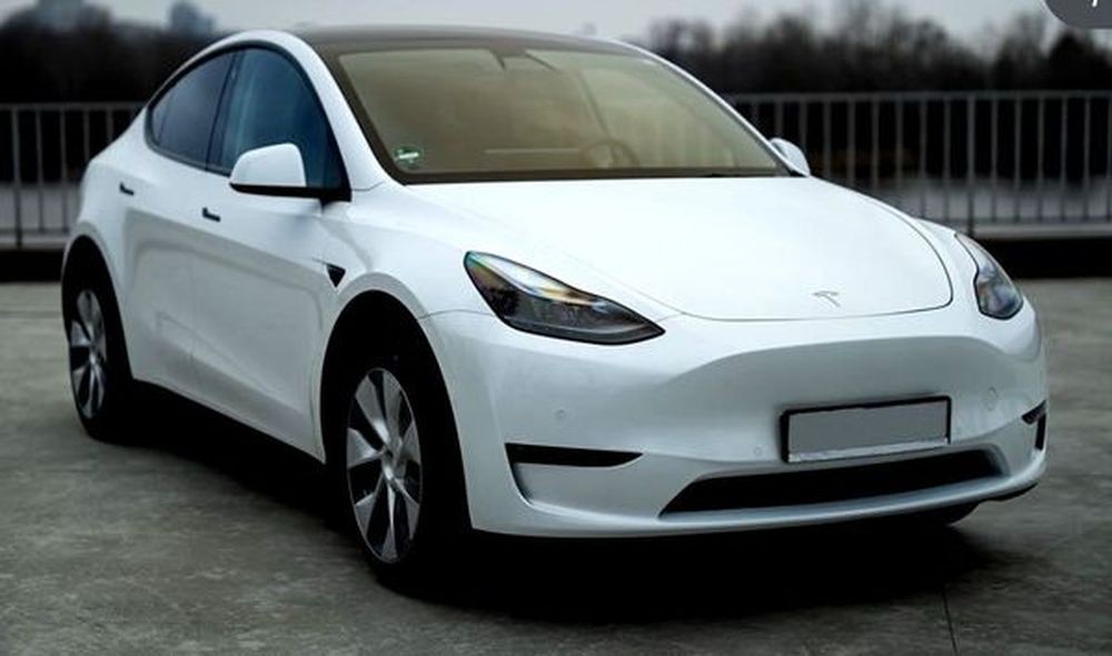 033 Авто без водителя электромобиль Tesla Model Y белая 5MJ5