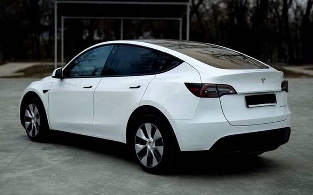 033 Авто без водителя электромобиль Tesla Model Y белая 5MJ5