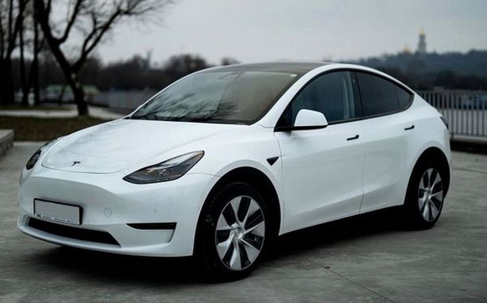 033 Авто с водителем кросовер электромобиль Tesla Model Y белая 6LEP