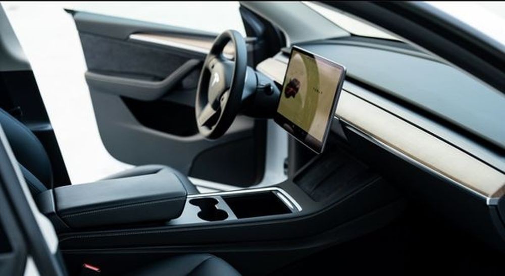 033 Авто с водителем кросовер электромобиль Tesla Model Y белая 6LEP