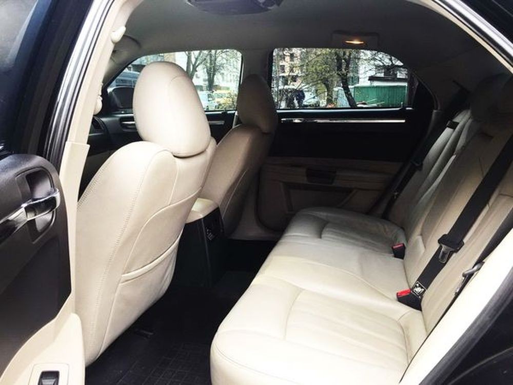 135 Chrysler 300C черный авто на свадьбу с водителем заказать ORzr