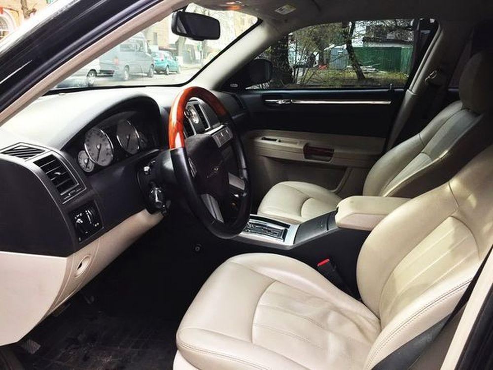 135 Chrysler 300C черный авто на свадьбу с водителем заказать ORzr