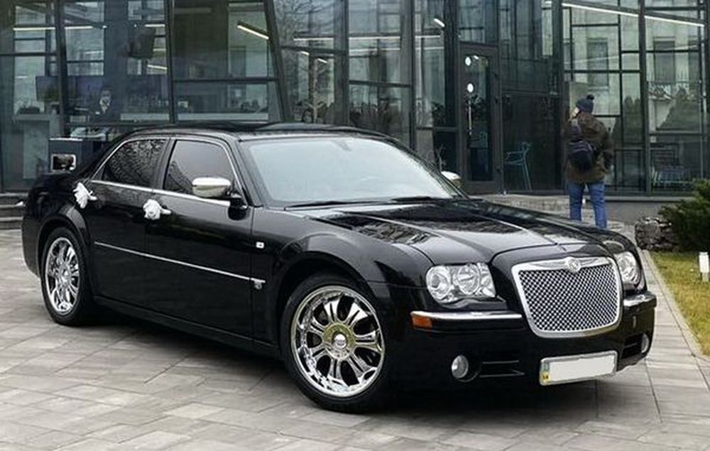 135 Chrysler 300C черный авто на свадьбу с водителем заказать ORzr