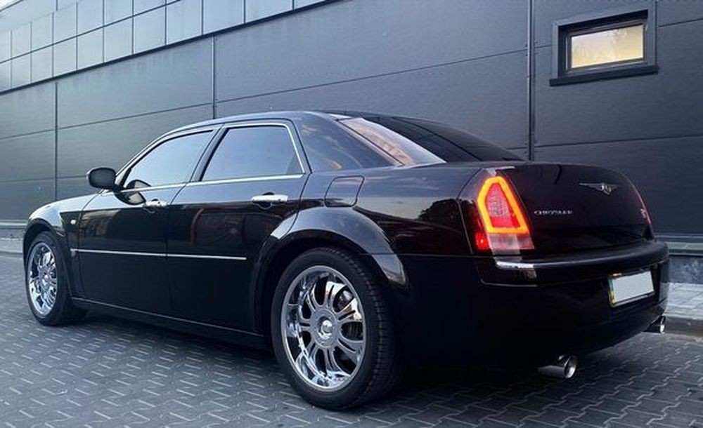 135 Chrysler 300C черный авто на свадьбу с водителем заказать ORzr