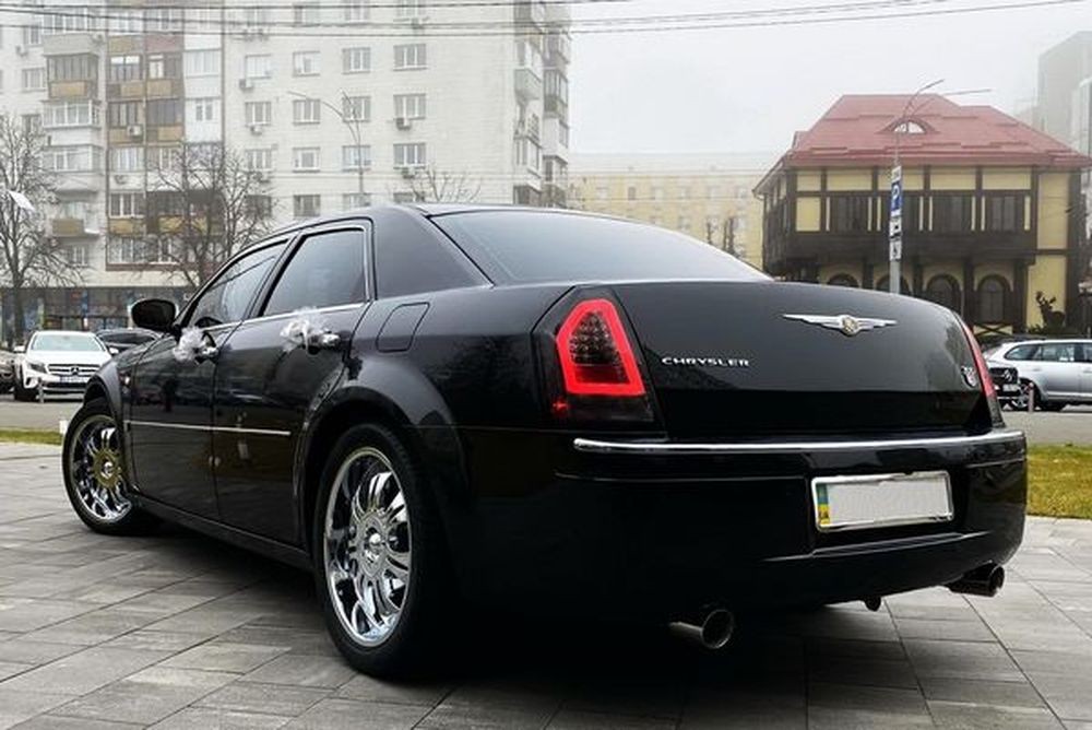 135 Chrysler 300C черный авто на свадьбу с водителем заказать ORzr