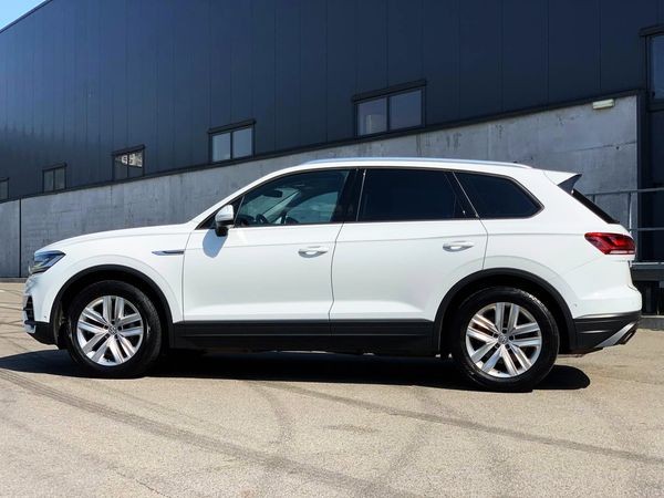 177 Внедорожник Volkswagen Touareg белый без водителя D6XB
