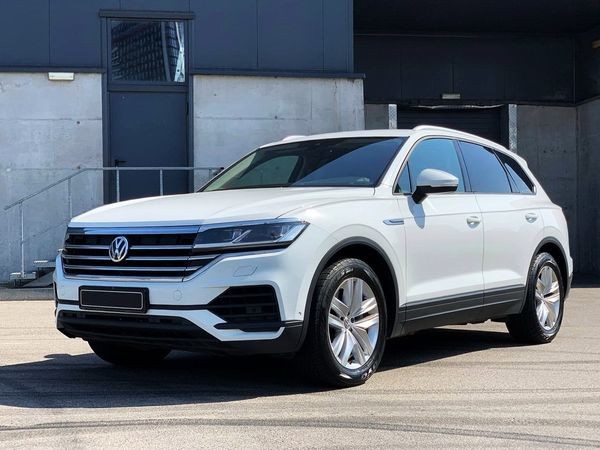 177 Внедорожник Volkswagen Touareg белый с водителем на свадьбу 91MA