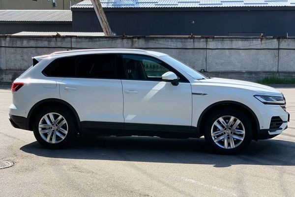 177 Внедорожник Volkswagen Touareg белый без водителя D6XB