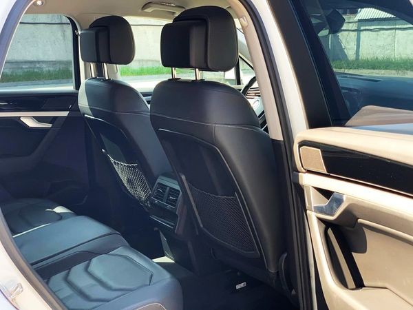 177 Внедорожник Volkswagen Touareg белый с водителем на свадьбу 91MA