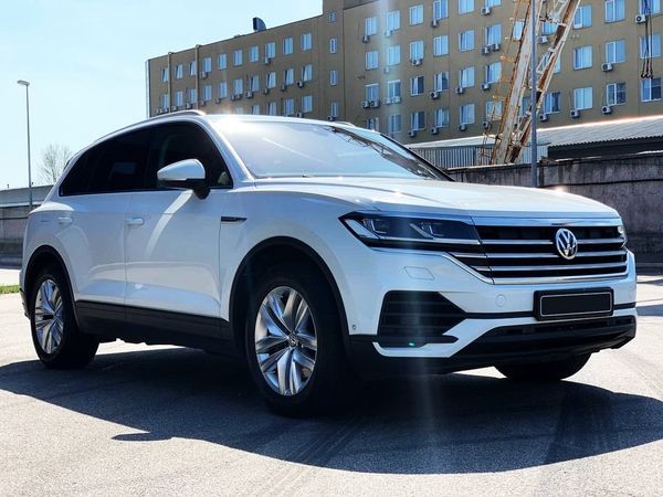 177 Внедорожник Volkswagen Touareg белый с водителем на свадьбу 91MA