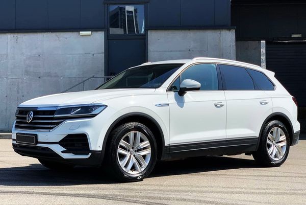 177 Внедорожник Volkswagen Touareg белый без водителя D6XB