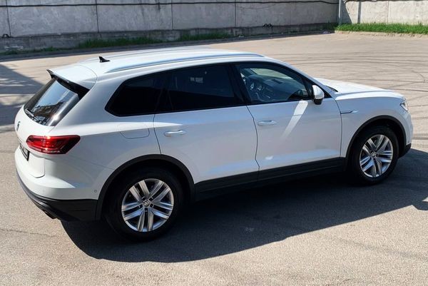 177 Внедорожник Volkswagen Touareg белый с водителем на свадьбу 91MA