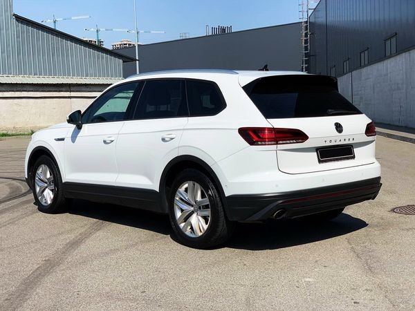 177 Внедорожник Volkswagen Touareg белый с водителем на свадьбу 91MA