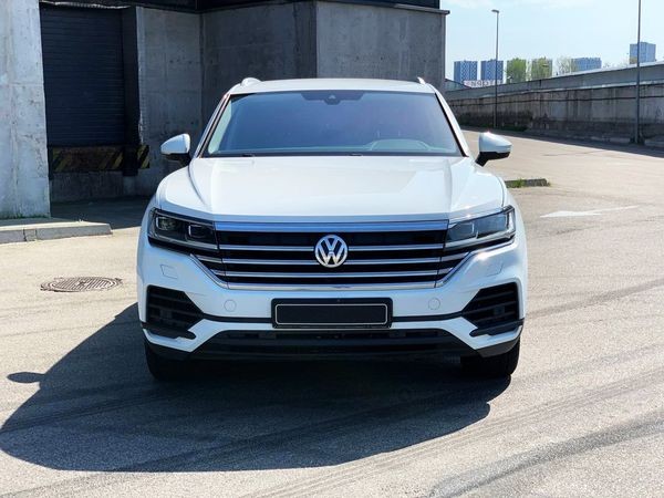 177 Внедорожник Volkswagen Touareg белый с водителем на свадьбу 91MA