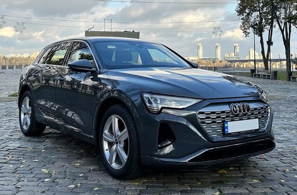 271 Bнедорожник Audi Q8 E-tron электро синий без водителя mL8o