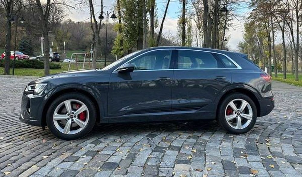 271 Bнедорожник Audi Q8 E-tron электро синий с водителем на свадьбу k98x