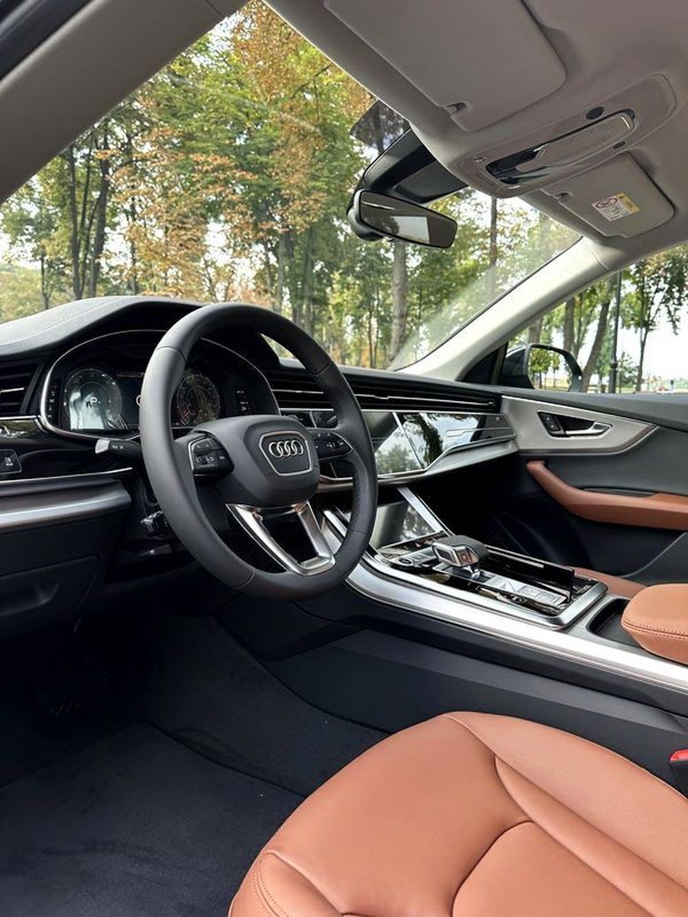 271 Bнедорожник Audi Q8 E-tron электро синий без водителя mL8o