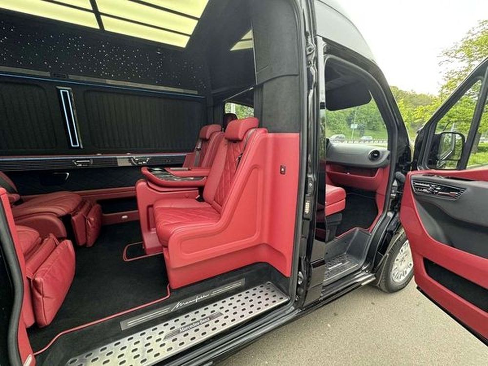 008 Микроавтобус Mercedes-Benz Sprinter VIP черный с водителем layl