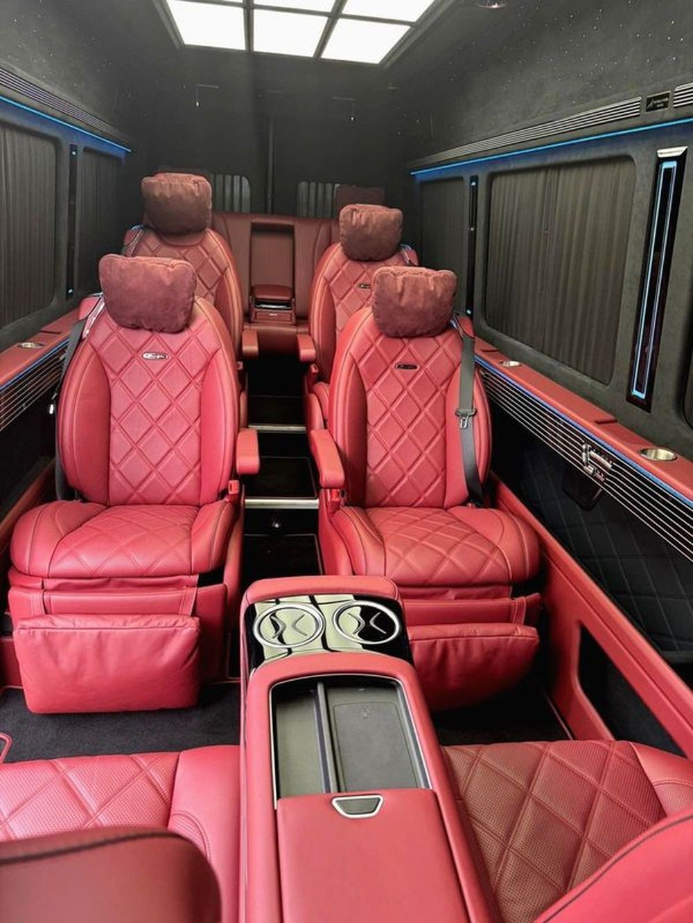 008 Микроавтобус Mercedes-Benz Sprinter VIP черный с водителем layl
