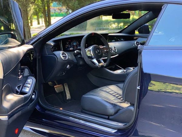 393 Авто бизнес класса Mercedes-Benz W217 S560 AMG Coupe без водителя lBMN