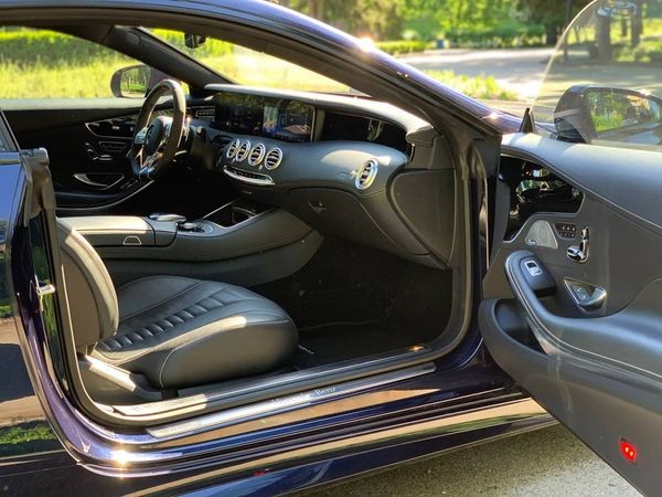 393 Авто бизнес класса Mercedes-Benz W217 S560 AMG Coupe без водителя lBMN