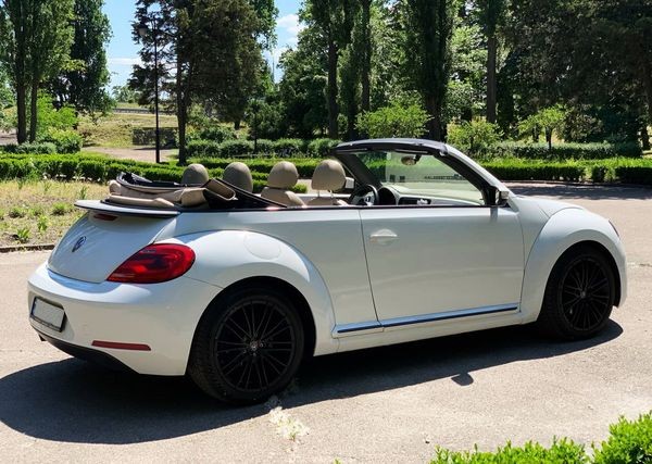 020 Кабриолет Volkswagen Beetle белый на свадьбу съемки BD6V