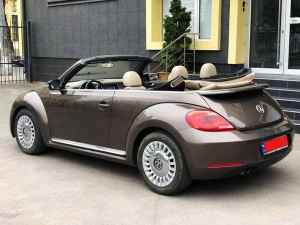 127 Кабриолет Volkswagen Beetle шоколадный без водителя Ak8w