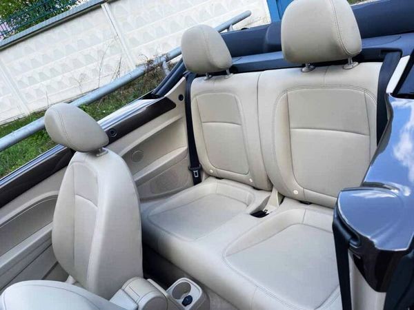 127 Кабриолет Volkswagen Beetle шоколадный без водителя Ak8w