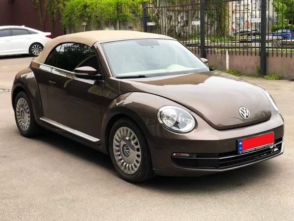 127 Кабриолет Volkswagen Beetle шоколадный без водителя Ak8w