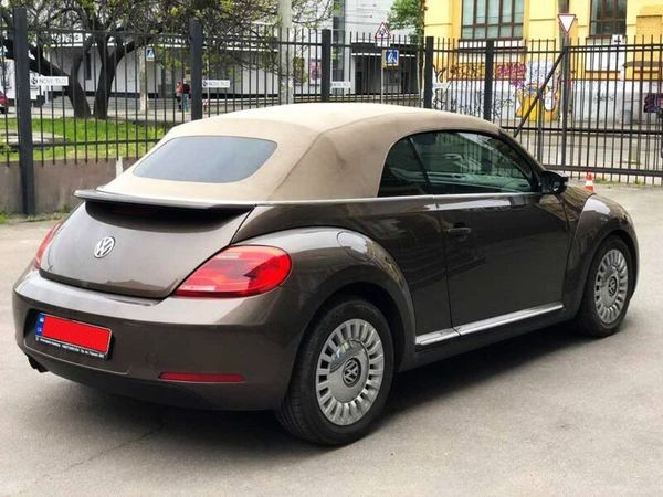 127 Кабриолет Volkswagen Beetle шоколадный без водителя Ak8w