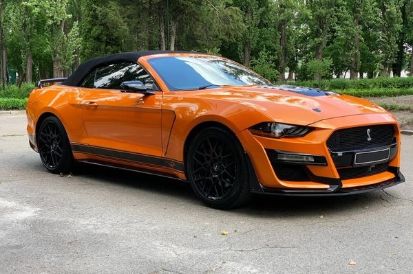 059 Ford Mustang GT оранжевый кабриолет без водителя 1NRK