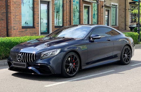 393 Авто бизнес класса Mercedes-Benz W217 S560 AMG Coupe без водителя lBMN