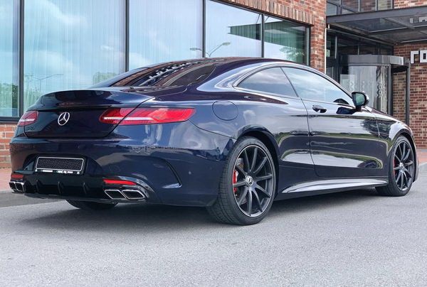 393 Авто бизнес класса Mercedes-Benz W217 S560 AMG Coupe без водителя lBMN