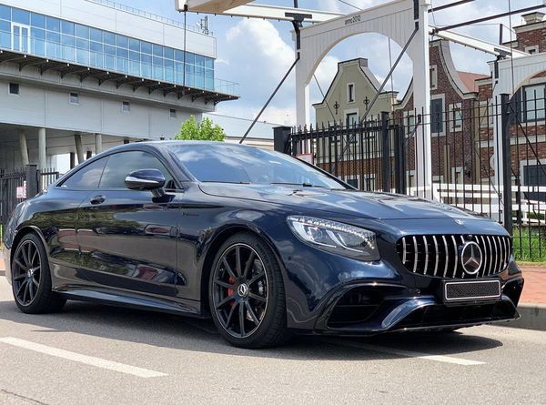 393 Авто бизнес класса Mercedes-Benz W217 S560 AMG Coupe без водителя lBMN